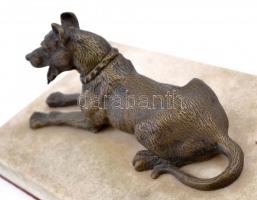 Fekvő kutya, réz figura, alabástrom talapzaton, h: 16 cm