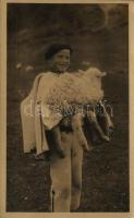 Helpa (Gömör, Gemer); Velka noc v Helpe. Národopisny odbor Matice Slovenskej / húsvét Helpán, fiú báránnyal / Easter in Helpa, boy with sheep, folklore (EK)