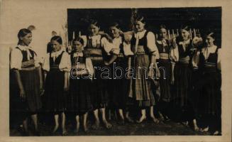 Csákháza, Kis-Kubra, Kubrica, Malá Kubra (Trencsén, Trencín); Dievcata z Malej Kubry pri Trencíne. Národopisny odbor Matice Slovenskej / lányok népviseletben / girls in traditional costumes, folklore