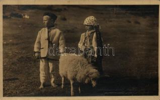 Helpa (Gömör, Gemer); Velká noc v Helpe. Národopisny odbor Matice Slovenskej / Húsvét Helpán, fiú és lány báránnyal / Easter in Helpa, boy and girl with sheep, folklore