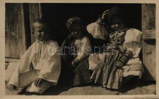 Vázsec, Vazec (Tátra, Vysoké Tatry); Detsky motív. Národopisny odbor Matice Slovenskej / gyerekek népviseletben / children in traditional costumes, folklore