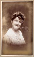 1919 Hölgyportré, kartonra kasírozott, aláírt fotó Goszleth műterméből, 19×11 cm