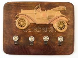 Autós fém plakettel díszített kulcs akasztó festett fa lapon, kulcstartó 19x25 cm