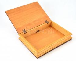 Nagy méretű faragott, lakkozott, intarziás fa ládika szép állapotban 33,5x24,5x7cm