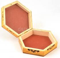 Faragott, lakkozott, geometrikus díszítésű fa ládika d: 19,7 cm, m: 5 cm