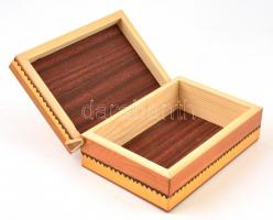 Faragott, lakkozott, pirográf díszítésű fa ládika 20x14x7,8 cm