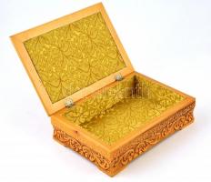 Faragott, lakkozott, intarziás fa ládika, bársony béléssel, szép állapotban 25x17,5x7,5 cm