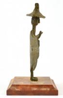 Jelzés nélkül: Varázsló. Bronz, márvány talapzaton, m: 26,5 cm