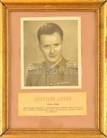Asztalos János (1918-1956) katonatiszt emléklap, kartonra ragasztott kép és szöveg, üvegezett keretben, 31×22 cm