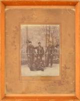 cca 1900 Kéményseprők, kartonra kasírozott fotó, üvegezett keretben, 15×11 cm