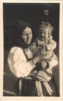 Vázsec, Vazec (Tátra, Vysoké Tatry); Zena s dietatom. Národopisny odbor Matice Slovenskej / asszony a gyermekével / woman with her child, traditional costumes, folklore