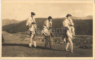 Helpa (Gömör, Gemer); Velká noc v Helpe, Zábavka Kozky, rozky, z kona srst. Národopisny odbor Matice Slovenskej / Húsvét Helpán, fiúk játéka / Easter in Helpa, boys game, folklore