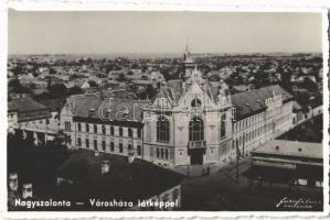 1942 Nagyszalonta, Salonta; Városháza látképpel / town hall, general view (kis szakadás / small tear)