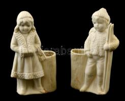 Síelő kisfiú és fülvédős lány, fehér mázas porcelán, jelzés nélkül, m:9 cm (2×)