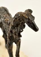 Jelzés nélkül: Agár. Öntött vas figura, alabástrom talapzaton, 11×13 cm