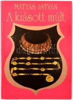 Mátyás István: A kiásott múlt. Bp., 1989, Móra. Kiadói kartonált papírkötés. A szerző által dedikált