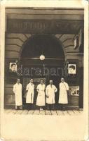 1936 Budapest, Úri és női fodrász szalon, fodrászok a bejárat előtt, Dorogi brikett reklámplakát. photo (EK)