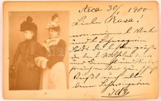 1901 Arca, Ferenczy Ida (1839-1928) Erzsébet királyné, Sisi (1837-1898) felolvasónőjének saját kézzel írt levele, rajta Ferenczy Ida fotójával, fotólap, 1901. Jan. 31. (a szöveg 1900-at ír, de 1901-es a bélyegzés.)  Vecseszéki Ferenczy Ida 1839-ben született Kecskeméten, középnemesi családban. Sisi őt választotta felolvasónőjének, de ennél sokkal nagyobb szeretet töltött be a királyné életében, hiszen így jellemezte őt: Ida nekem nem felolvasónőm, Ida nekem barátnőm. Sisi tragikus halála után a császár őt bízta meg az Erzsébet Királyné Emlékmúzeum létrehozásával, mely 1908-ban nyílt meg a várban. Sisi tőle tanult meg magyarul, s jelentős szerepe volt abban, hogy a királyné levelezést tudott folytatni magyar főnemesekkel, közszereplőkkel (Andrássy, Deák, Jókai..stb.) Bécsben hunyt el 1928-ban, Kecskeméten temették el.
