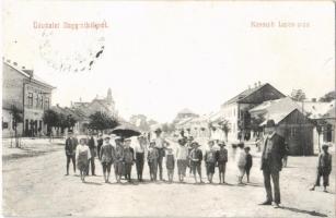 1911 Nagymihály, Michalovce; Kossuth Lajos utca, gyerekek csoportképe / street, childrens group picture (r)