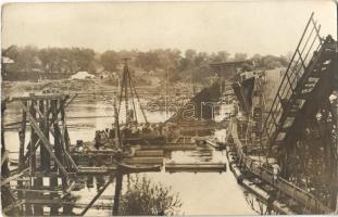 Felrobbantott Visztula híd vasúti kocsikkal Novo-Georgyevszknél / WWI K.u.K. (Austro-Hungarian) military, destroyed Vistula river bridge near Novogeorgievsk  (Modlin). photo