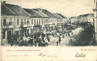 1904 Sátoraljaújhely, Fő tér, Vadászkürt szálloda, Safir Márkus, Szentgyörgyi Vilmos, Lövy Adolf üzlete, piaci árusok, tömeg. Lövy Adolf saját kiadása