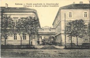 1916 Kalocsa, Kisebb papnevelde és Jézüstársasági Collegium a sóhajok hídjával összekötve. Jurcsó Antal kiadása. Hátoldalon levél Gróf Majláth Gusztáv erdélyi püspöknek (EK)