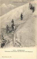 Chamonix, Caravane traversant les Glaciers des Bossons / mountain climbers in winter
