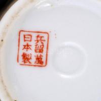 Kínai porcelán váza, kézzel festett, jelzett, kis kopásnyomokkal, m: 16,5 cm