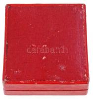 ~1950-1960. "M.T.H. (Munkaerő Tartalékok Hivatala)" zománcozott fém jelvény, tokban (20mm)...