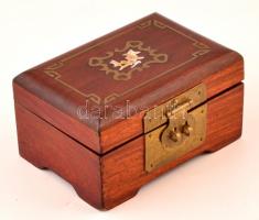 Gyöngyházberakásos fa ékszeres ládika, 13×8×7 cm