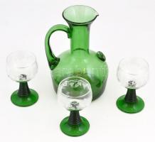 Fújt zöld üveg kancsó, 3 db szőlőmintás üvegpohárral, kis kopásnyomokkal, m: 11,5 és 20 cm