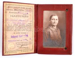 1928-1934 MÁV arcképes igazolvány vasúti alkalmazottak, családtagjai, nyugdíjasok és ezek családtagjai részére, 2. osztályra, hosszabbításokkal, aranyozott egészbőr-kötésben, jó állapotban.
