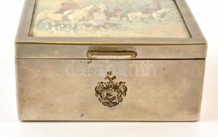 Fém doboz, vadászjelenetes illusztrációval, Horthy-címerrel, belsejében kézzel írt felirattal, 8×9×4...