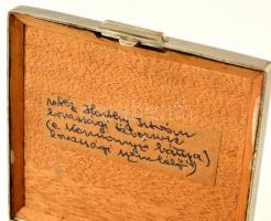 Fém doboz, vadászjelenetes illusztrációval, Horthy-címerrel, belsejében kézzel írt felirattal, 8×9×4...
