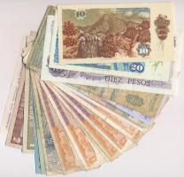 Vegyes 136db-os bankjegy tétel a világ minden tájáról, közte sok román bankjegy T:I-III-
Mixed 136p...