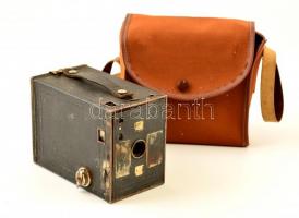 cca 1920 Kodak Eastman Brownie No.2 A Model B (Kanada) box fényképezőgép, működő, kopottas állapotban, eredeti tokjában / Vintage Kodak box camera, in worn, working condition, with original case