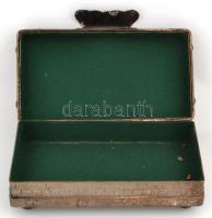 Dekoratívan megmunkált nagy méretű fém asztali kínáló ládika. 26x15 cm