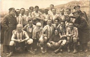 Budapest XI. M. Kir. Folyamőrség focicsapata, labdarúgó csapat. Háttérben a Titania Művek (később Pamuttextilművek és Caola gyár) a Bocskai út 134-146. alatt / Hungarian football team of the Hungarian Royal River Guard. Emke photo (fl)