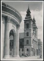cca 1934 Kinszki Imre (1901-1945) budapesti fotóművész jelzés nélküli vintage fotója, az általa összeállított gyűjtőalbumból kiemelve (Erzsébet királynő emlékműve az Eskü téren), 8,2x5,8 cm