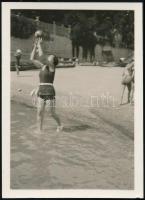 cca 1932 Kinszki Imre (1901-1945) budapesti fotóművész jelzés nélküli vintage fotója, az általa összeállított gyűjtőalbumból kiemelve (Labdázó), 6x4,3 cm