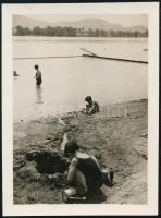 cca 1932 Kinszki Imre (1901-1945) budapesti fotóművész jelzés nélküli vintage fotója, az általa összeállított gyűjtőalbumból kiemelve (Dunai szabadstrand), 6x4,5 cm
