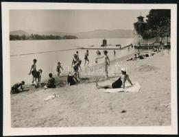 cca 1932 Kinszki Imre (1901-1945) budapesti fotóművész jelzés nélküli vintage fotója, az általa összeállított gyűjtőalbumból kiemelve (Strandolók), 4,3x5,8 cm