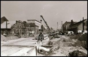 cca 1978 Budapest, a metró építkezéssel összefüggő, felszíni munkálatok, 25 db vintage negatív, 24x3...