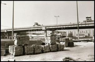 cca 1978 Budapest, a metró építkezéssel összefüggő, felszíni munkálatok, 25 db vintage negatív, 24x3...