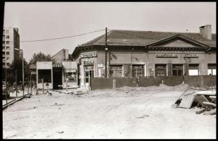 cca 1978 Budapest, a metró építkezéssel összefüggő, felszíni munkálatok, 25 db vintage negatív, 24x3...