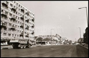 cca 1978 Budapest, a metró építkezéssel összefüggő, felszíni munkálatok, 25 db vintage negatív, 24x3...