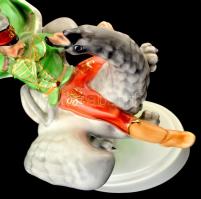 Herendi János vitéz a griffmadáron, kézzel festett, jelzett, apró kopásnyomokkal, m:20,5 cm, h:17 cm