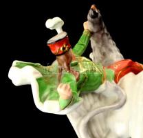 Herendi János vitéz a griffmadáron, kézzel festett, jelzett, apró kopásnyomokkal, m:20,5 cm, h:17 cm