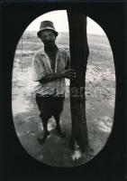 cca 1975 Alföldi János: Tanyai ember, feliratozott, vintage fotóművészeti alkotás, a magyar fotográfia szociofotó korszakából, 24x17 cm