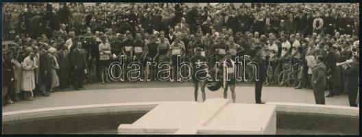 cca 1925 Kerékpárversenyzők koszorúznak a millenniumi emlékműnél, 8,5x23 cm